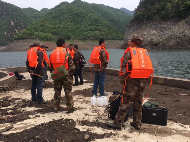 山西省地質(zhì)調(diào)查院派出專家團(tuán)隊(duì)參加山西歷山國家級(jí)自然保護(hù)區(qū)混溝綜合調(diào)查工作 圖片二_調(diào)整大小.jpg